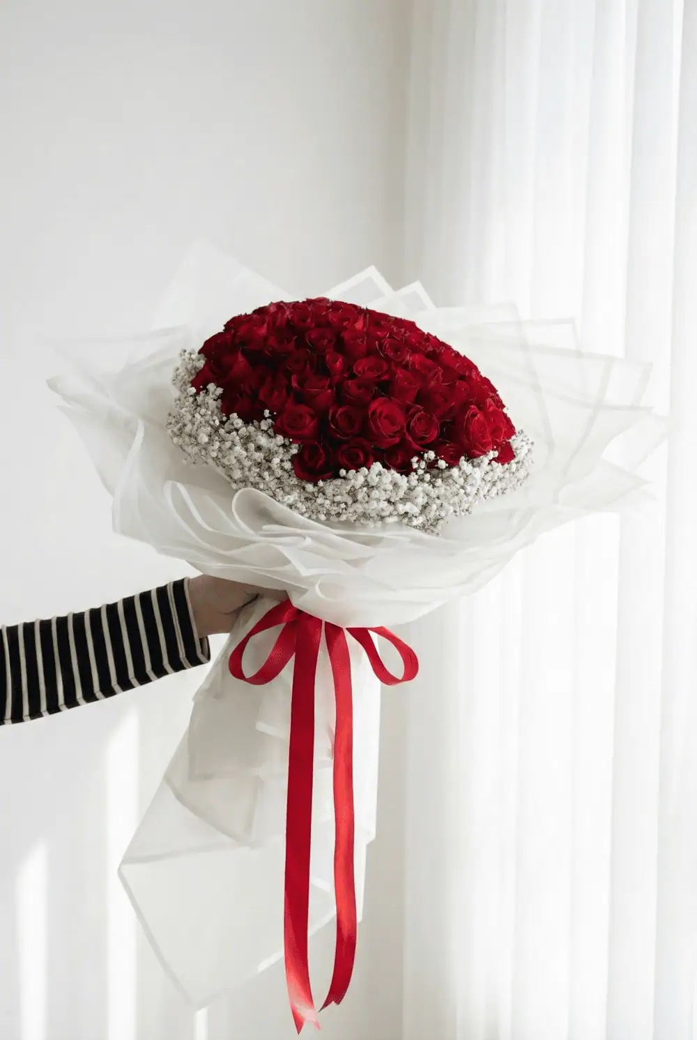 60-red-rose دسته گل 60 شاخه رز قرمز با ژیپسوفیلا کد 10004 - تصویر 1