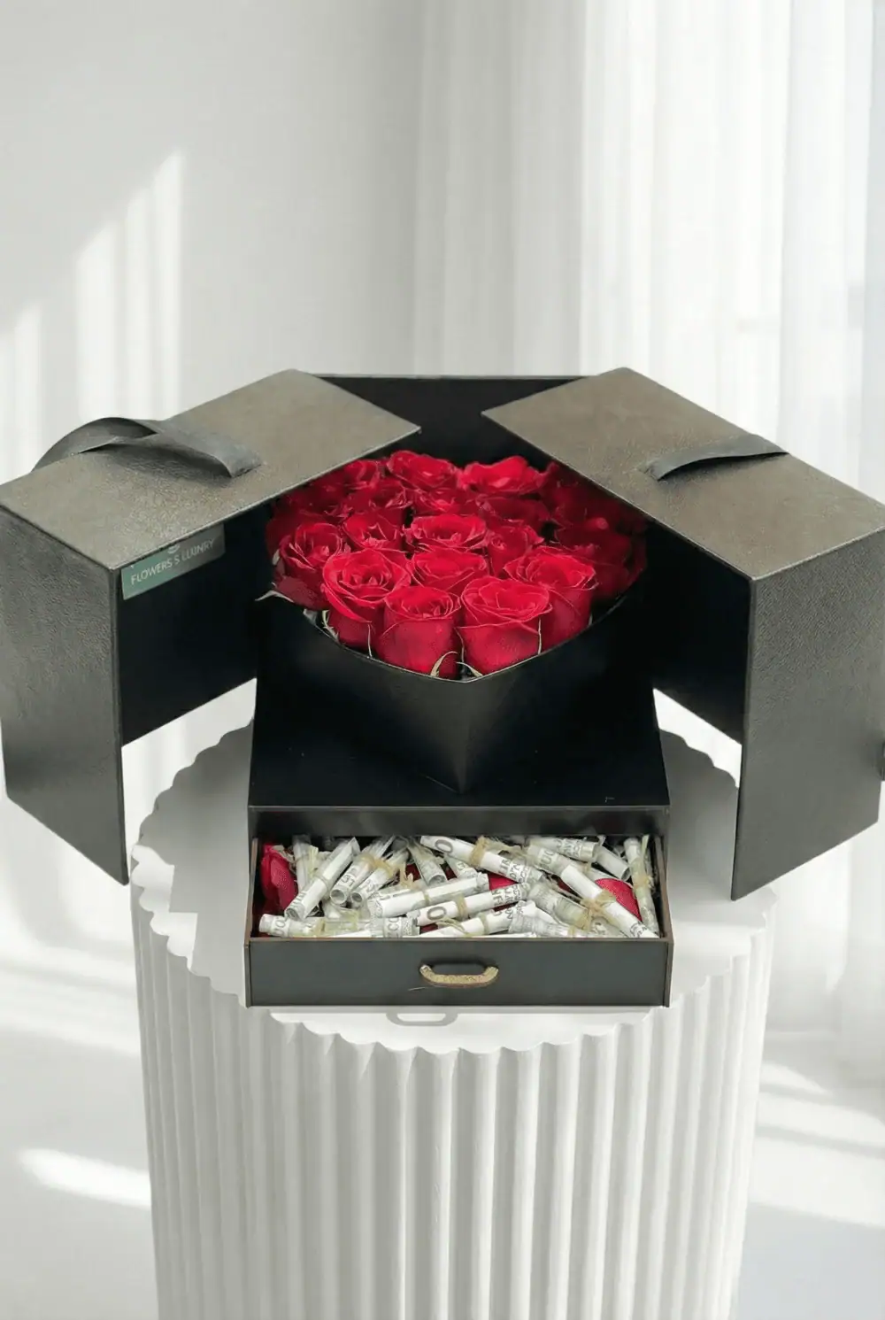 box-rose-red-with-money باکس گل 20 شاخه رز کد 10002 - تصویر 1