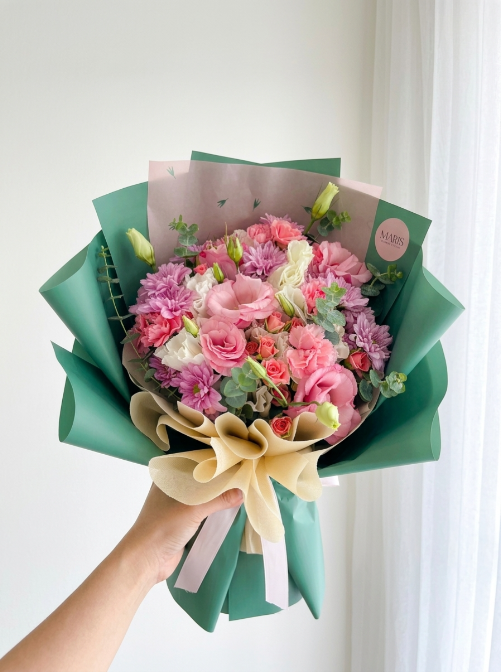 Hand_holding_pink_flowers_bouquet_202608131217 دسته گل ترکیبی کد 13010 - تصویر 1